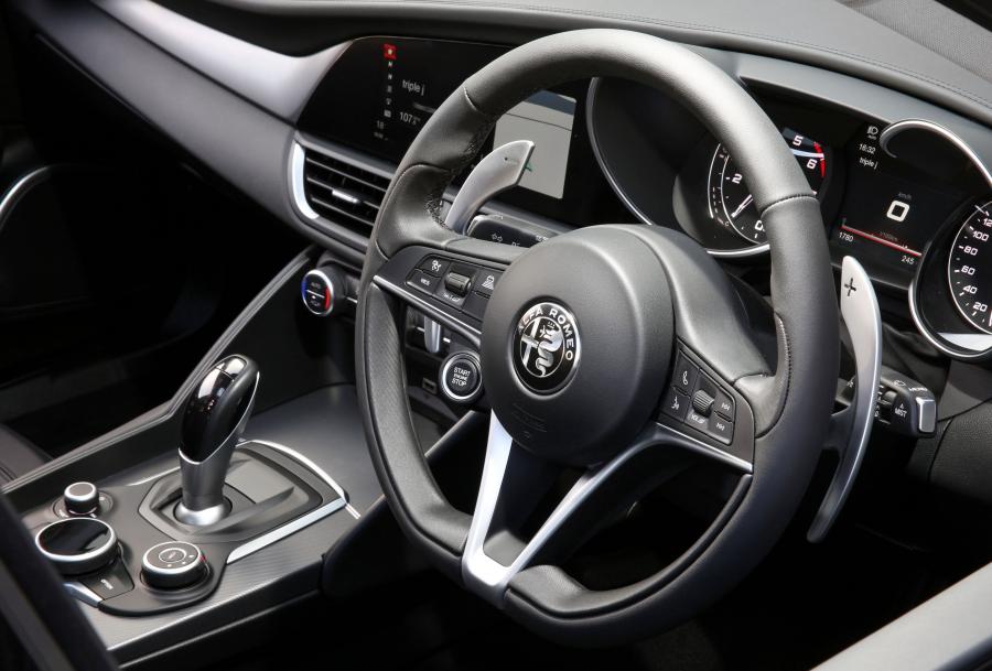 Интерьер Alfa Romeo Giulia Veloce Q2 (952) 2017 года  (AU) (фото 21 из 40)